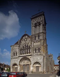 Vue de la façade. Basilique Sainte-Marie-Madeleine, Vézelay, Yonne