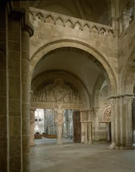 Vue du narthex et du tympan central représentant la mission des apôtres. Basilique Sainte-Marie-Madeleine, Vézelay, Yonne