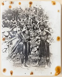 Deux Ifugao vêtus pour la danse du combat de coqs