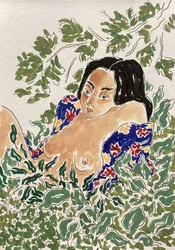 Une femme dans le feuillage
