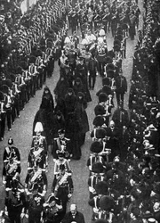 Les pleureuses royales suivant le cortège funèbre de la maison Osborne au quai Trinity, 1901