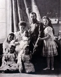 La famille du tsar Nicolas II (1868 - 1918). De gauche à droite : Grande Duchesse Tatiana née le 11 juin 1897 ; Grande Duchesse Marie née le 27 juin 1899 ; Grande Duchesse Alexis née le 12 août 1904 ; Impératrice Alexandra Feodorovna ; Tsar Nicolas II ; Gr