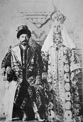 Le tsar Nicolas II et la tsarine Alexandra en tenue complète de couronnement, mai 1896