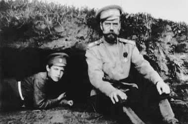 Le tsar Nicolas II avec son fils Alexei au front