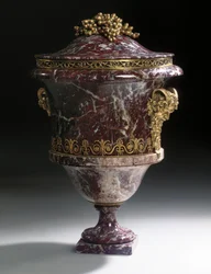 Une paire de vases, vers 1790