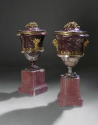 Une paire de vases, vers 1790