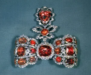 Broche en forme de nœud sertie de diamants taille brillant et spinelles, par Pfisterer, 1764