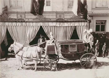 Arrivée du carrosse au mariage du Tsar Nicolas II (1868-1918) avec la princesse Alexandra de Hesse (1872-1918), vers 1896