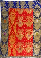 Plusieurs couvertures en brocart tissées avec du fil doré, avec satin et damas