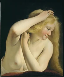 Jeune femme se peignant les cheveux ...