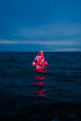 Costume rouge, mer bleue
