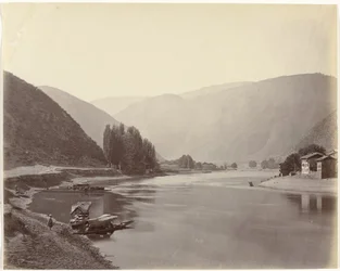Vue de la rivière près de Baramulla, Inde