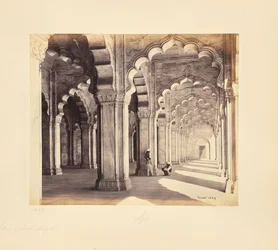 Agra; intérieur de la Moti Masjid, montrant les arcs et piliers sarrasins en marbre