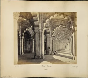 Agra ; intérieur de la Motee Musjid, montrant les arcs et piliers sarrasins en marbre