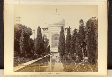 Agra ; le Taj Mahal, vu depuis la fontaine
