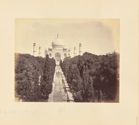 Agra ; le Taj et le jardin, vus depuis la porte d