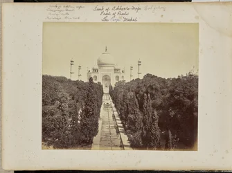 Agra; le Taj et le jardin, depuis la porte d