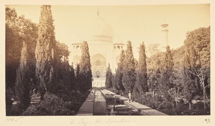 Agra ; le Taj, depuis la fontaine