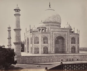 Agra. Vue du Taj depuis un angle du quadrilatère