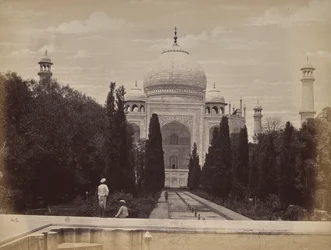 Agra. Vue du Taj devant Nootkan, la Lumière du monde, épouse de l