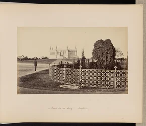 Cawnpore ; le puits commémoratif du sud, qui englobe le grand grimpereau d