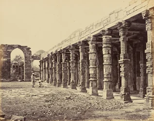 Delhi ; colonnade de piliers hindous au Qutb Minar, côté nord