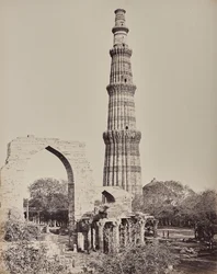 Delhi. Le Kootub Minar ou tour dans la ville en ruines du Vieux Delhi