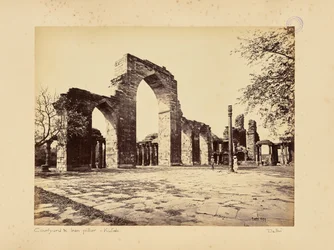 Delhi; le Kutub Minar, vue générale des arches