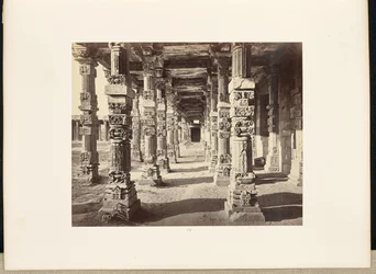 Delhi ; Le Kutub Minar, vue intérieure de la colonnade orientale