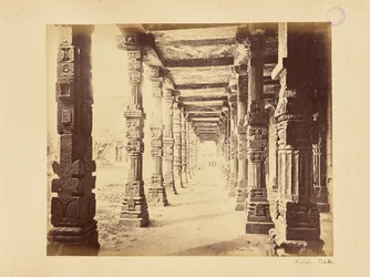 Delhi; le Qutb Minar, vue intérieure de la colonnade nord