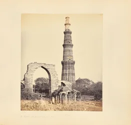 Delhi ; le Kutub Minar, avec le grand arc, vu de l