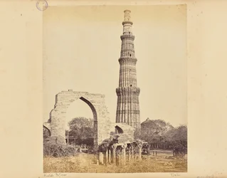 Delhi ; le Kutub Minar, avec la Grande Arche, vu de l