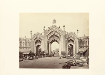 Lucknow ; la porte du bazar de Hooseinabad