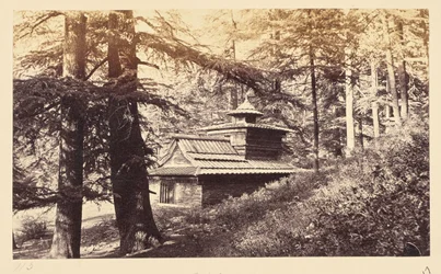 Simla ; Temple près de la cascade