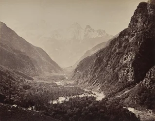 Le haut Himalaya. Vue de la vallée depuis Fallaldasa avec les pics de Srikanta au loin