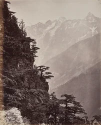 Le Haut Himalaya. Vue de la nouvelle route près de Rogi