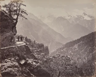 Le haut Himalaya. Vue sur la nouvelle route entre l