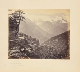 La vue depuis la nouvelle route à Pangi - les grands sommets Chini à l
