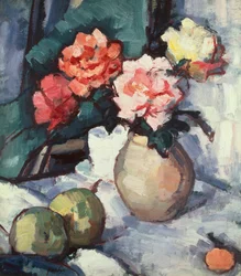 Roses mélangées dans un vase brun avec une tasse, une soucoupe et des pommes