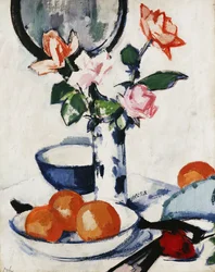 Roses roses et mandarines dans un vase bleu et blanc avec des oranges dans un bol et un éventail noir, vers 1924