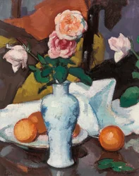 Roses dans un vase avec des oranges et une nappe blanche