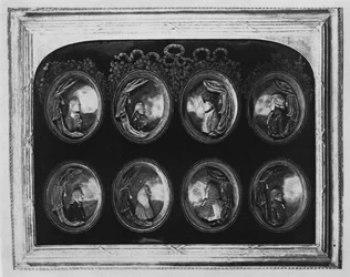 Cadre contenant huit portraits (cire)
