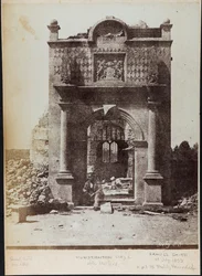 Samuel Smith assis devant le Hunstanton Hall en ruine