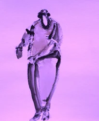 Figure abstraite violette