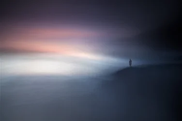 Une silhouette solitaire dans la brume
