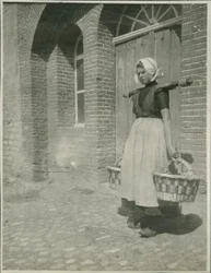 Femme avec deux paniers, photographie de Voyages en Europe et en Afrique du Nord