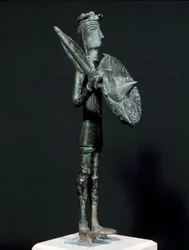 Culture nuragique (nuraghes) sarde : statue en bronze du guerrier de Teti provenant des monts Arcosu. VIIIe-VIIe siècle av. J.-C. Dimensions : 24 cm. Cagliari, Musée archéologique national, Sardaigne, Italie