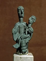 Culture nuragique (nuraghes), Sardaigne : statuette en bronze de la Déesse Mère soutenant un guerrier mort. Provenant d