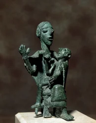 Culture nuragique (nuraghes), sarde : statuette en bronze de la Déesse Mère avec son fils. VIIIe-VIIe siècle av. J.-C. Cagliari, Museo Nazionale Archeologico, Sardaigne, Italie