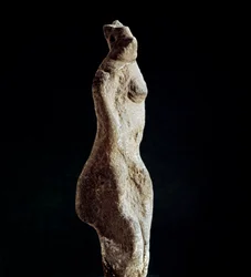 Culture nuragique (nuraghes) sarde : statuette en calcaire de Vénus stéatopyge (forme du bas du dos) (Vénus de Macomer), provenant de Macomer, près de Nuoro. Datant de la période prénuragique (XXVe-XVIIIe siècle av. J.-C.), Énéolithique. Cagliari, Museo